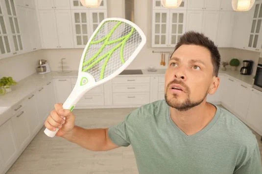 homem a combater insetos voadores