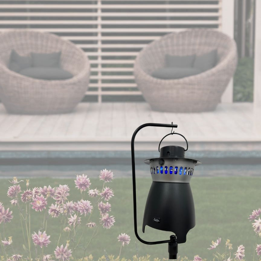 suporte e máquina no jardim